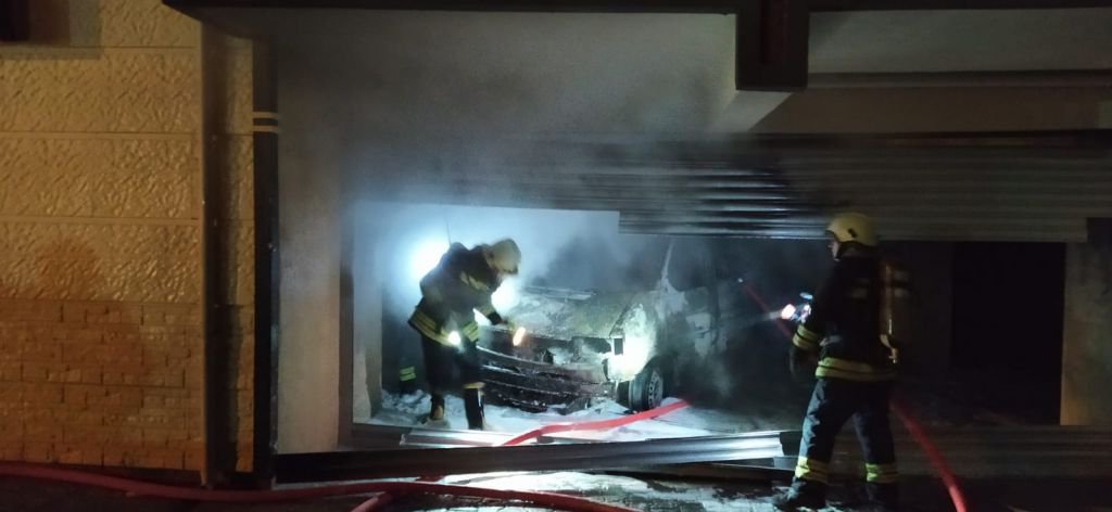 GARAJDAKİ MİNİBÜS KÜLE DÖNDÜ