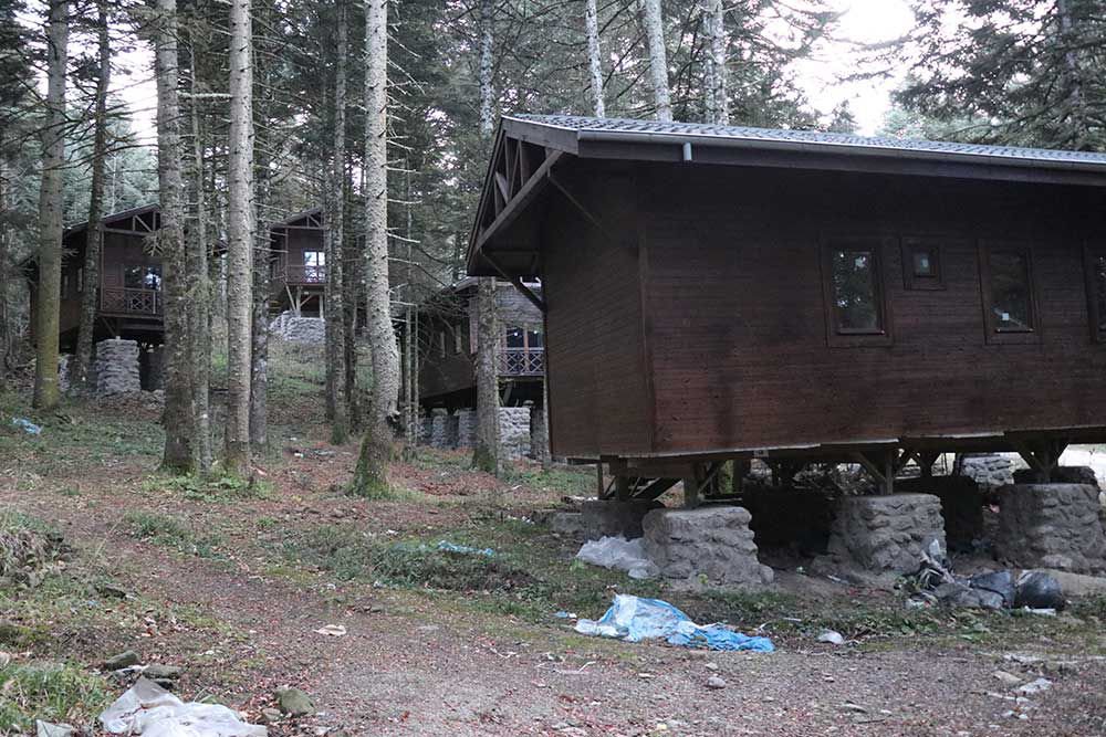 GÖLCÜK'TEKİ BUNGALOVLAR ATIL HALDE KALDI