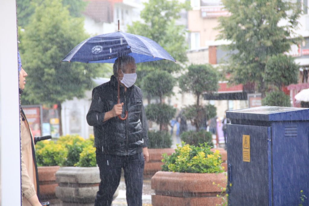 YARIM SAATLİK YAĞMUR HAYATI FELÇ ETTİ