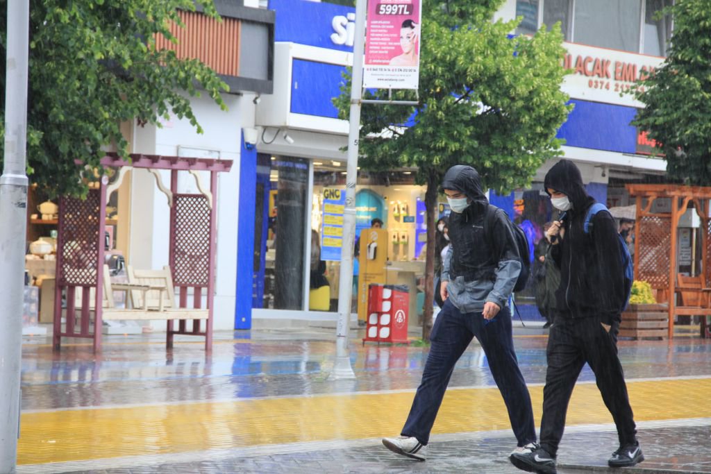 YARIM SAATLİK YAĞMUR HAYATI FELÇ ETTİ