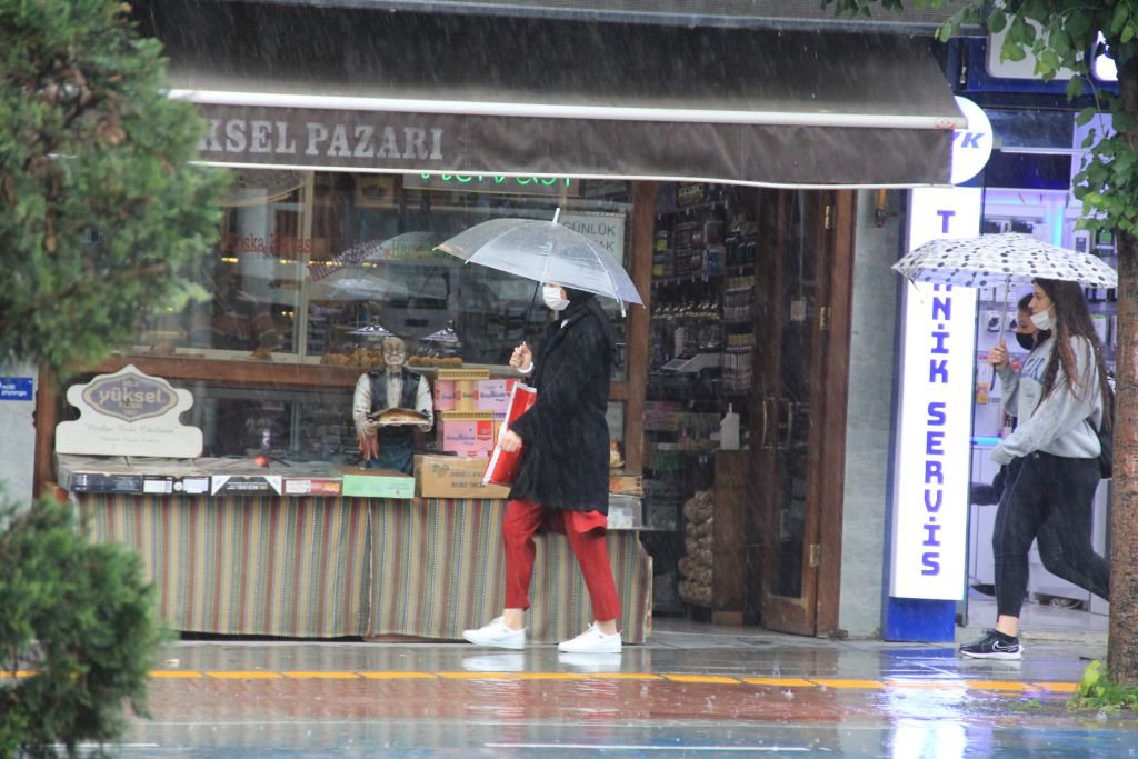 YARIM SAATLİK YAĞMUR HAYATI FELÇ ETTİ