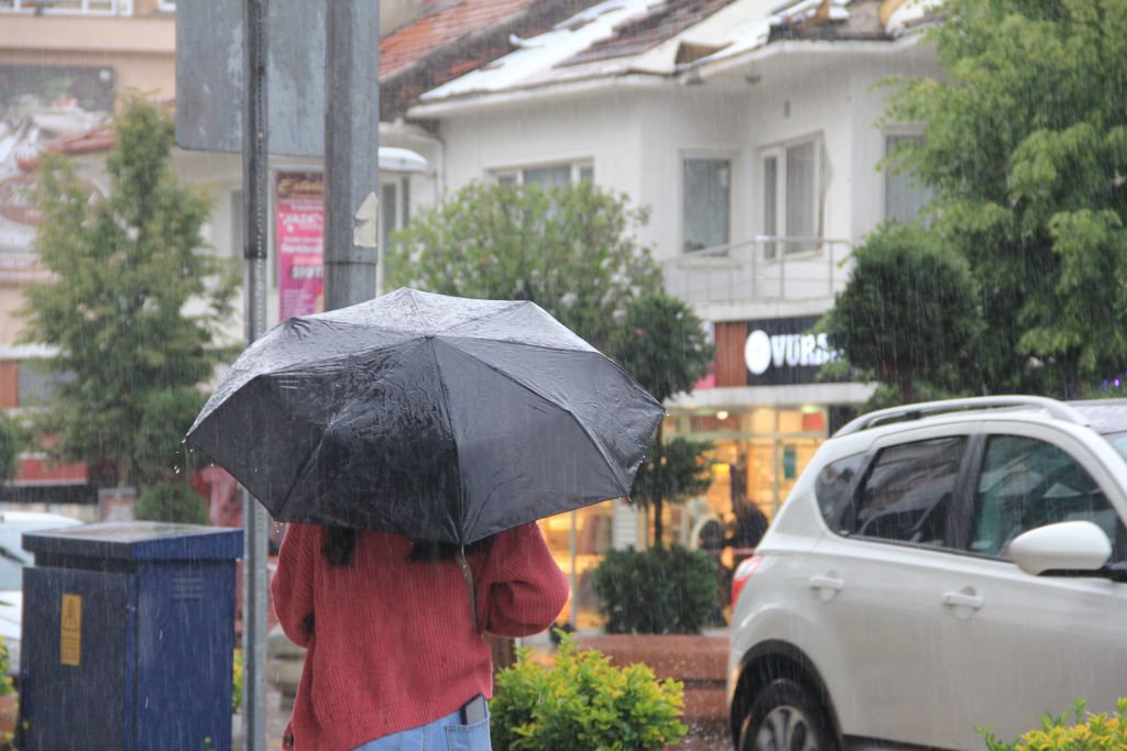 YARIM SAATLİK YAĞMUR HAYATI FELÇ ETTİ