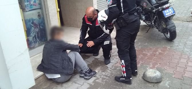 CADDE ORTASINDA UYUŞTURUCU KOMASINA GİRDİ