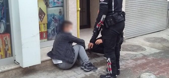 CADDE ORTASINDA UYUŞTURUCU KOMASINA GİRDİ