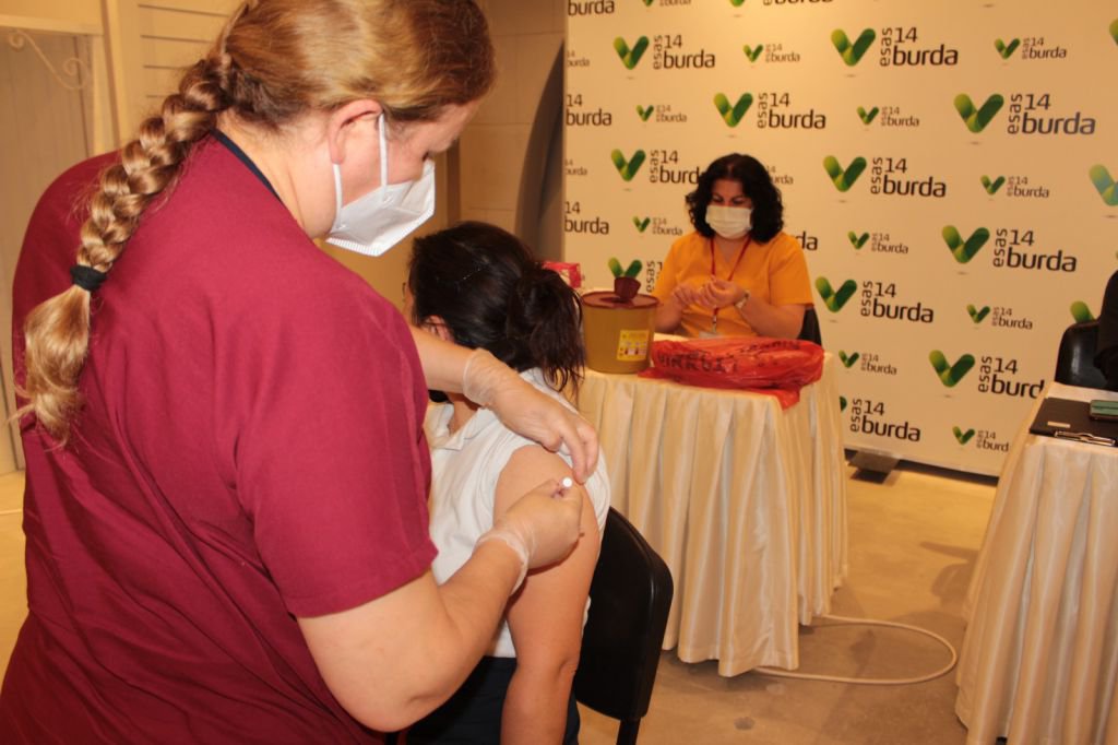 HEM GEZİYORLAR HEM AŞILARINI OLUYORLAR