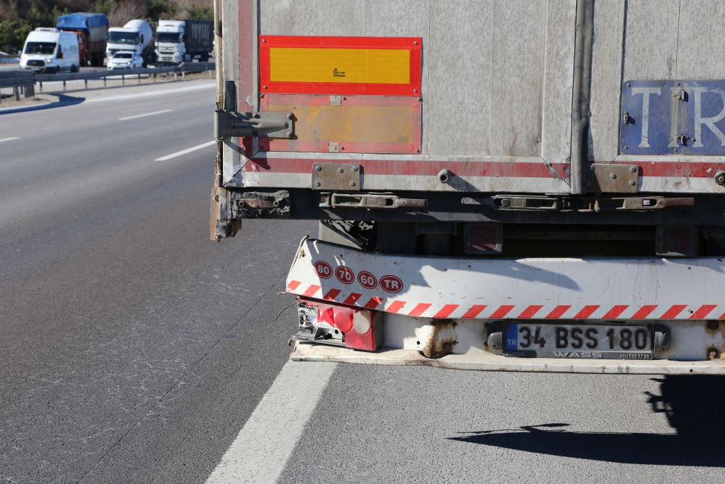 HIZLA ÇARPTI PARAMPARÇA OLDU