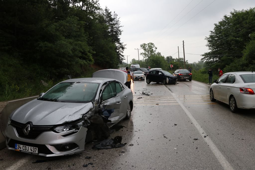 İKİ OTOMOBİL ÇARPIŞTI, 9 KİŞİ YARALANDI