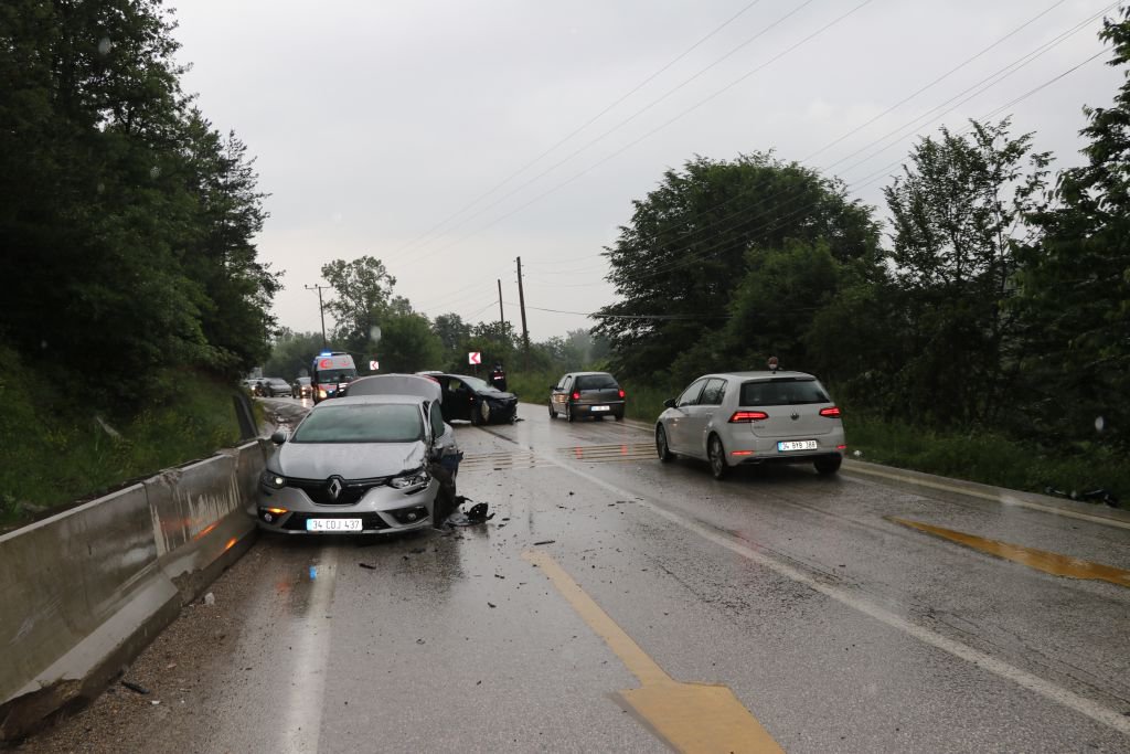 İKİ OTOMOBİL ÇARPIŞTI, 9 KİŞİ YARALANDI