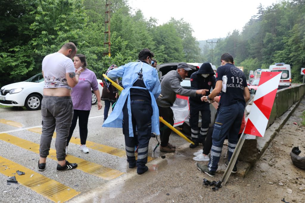 İKİ OTOMOBİL ÇARPIŞTI, 9 KİŞİ YARALANDI