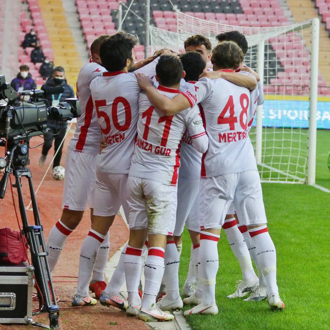 İLK DEVREYİ 3 PUANLA KAPATTIK