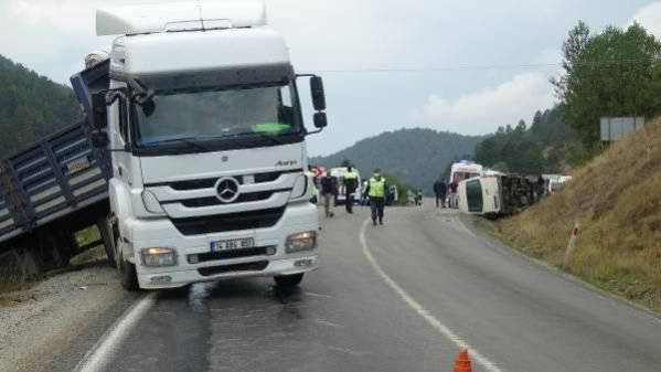 İŞÇİ SERVİSİ TIRLA ÇARPIŞTI