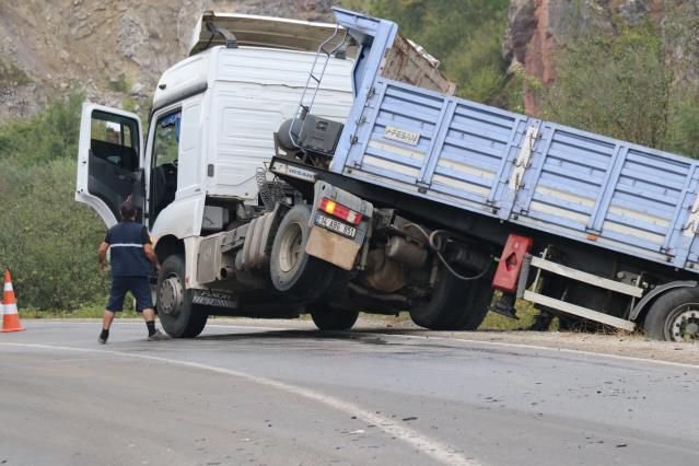 İŞÇİ SERVİSİ TIRLA ÇARPIŞTI