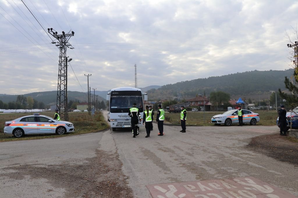 JANDARMA EKİPLERİ OKUL SERVİSLERİNİ DENETLEDİ