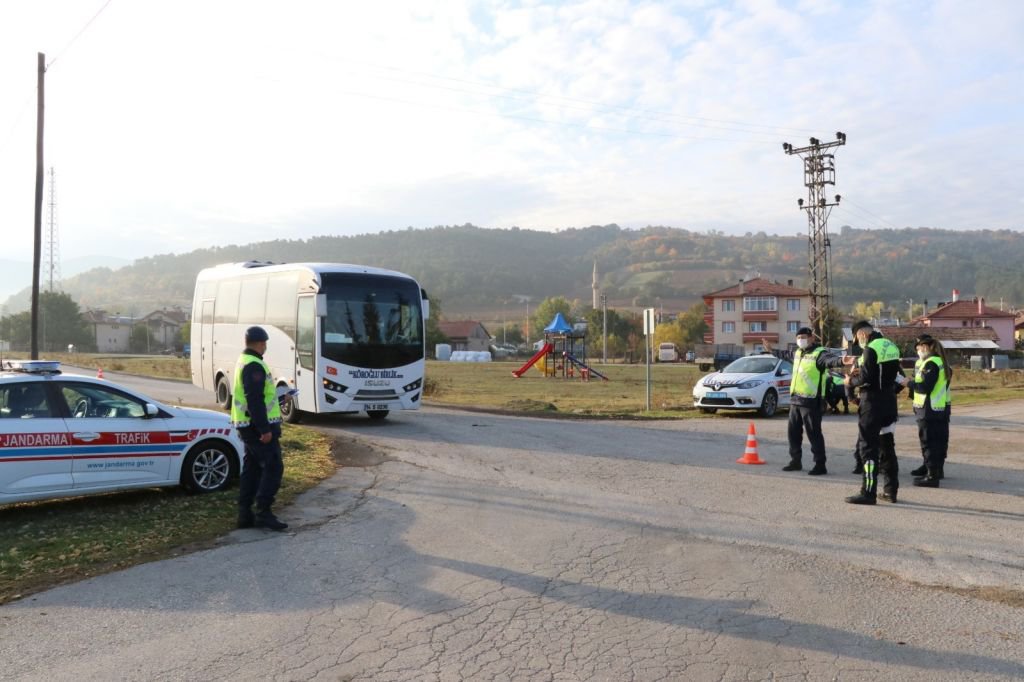 JANDARMA EKİPLERİ OKUL SERVİSLERİNİ DENETLEDİ