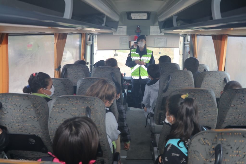 JANDARMA EKİPLERİ OKUL SERVİSLERİNİ DENETLEDİ