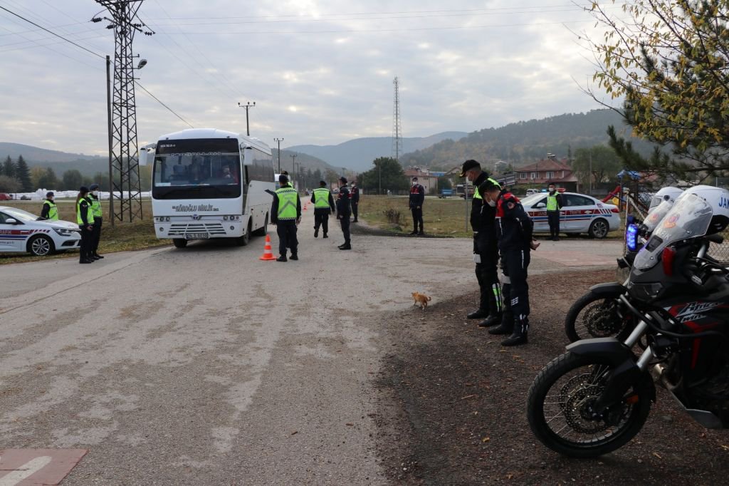 JANDARMA EKİPLERİ OKUL SERVİSLERİNİ DENETLEDİ