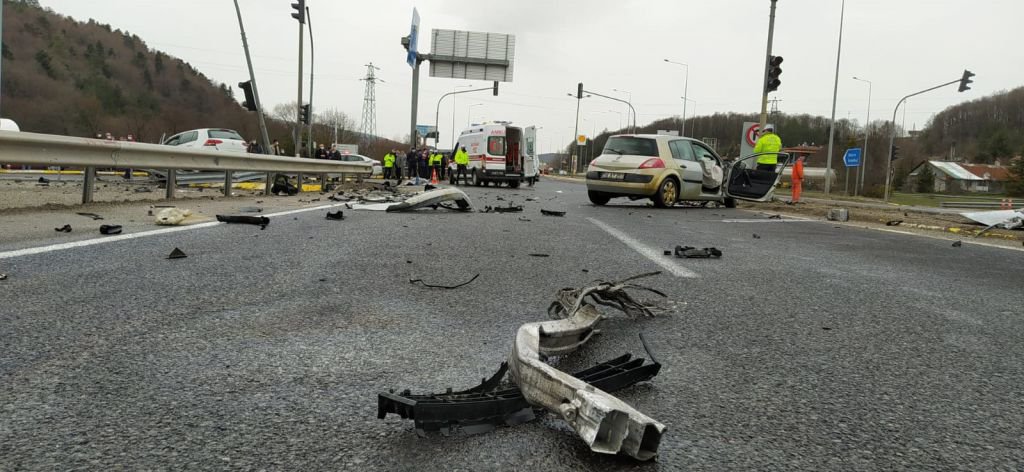 ABANT KAVŞAĞI'NDA KORKUNÇ KAZA