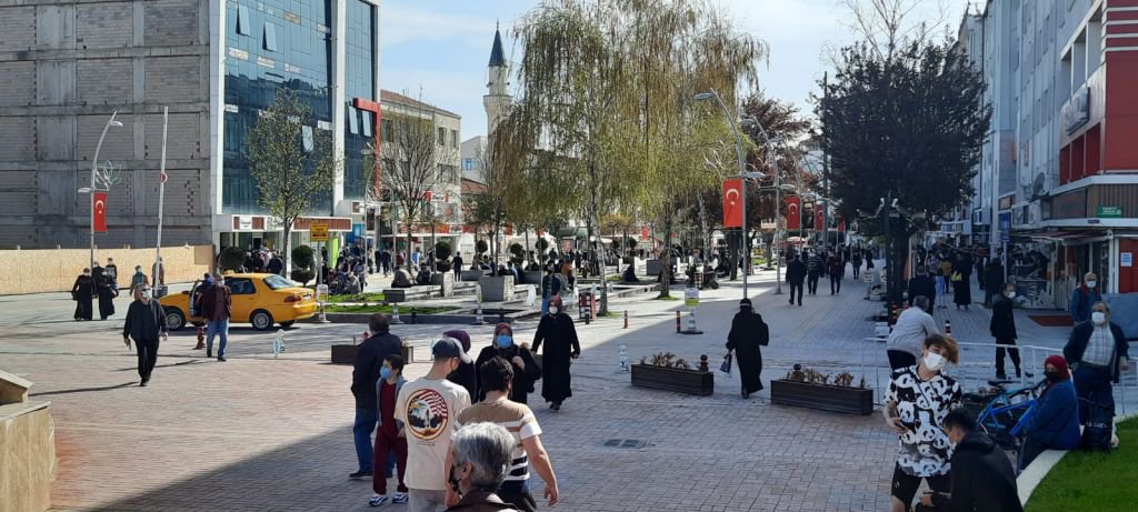 KAPANMA ÖNCESİNDE CADDELER DOLDU