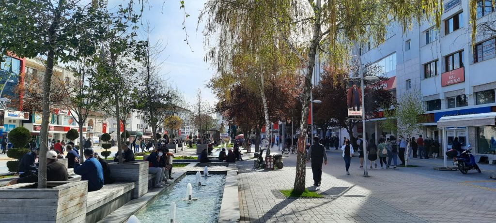 KAPANMA ÖNCESİNDE CADDELER DOLDU