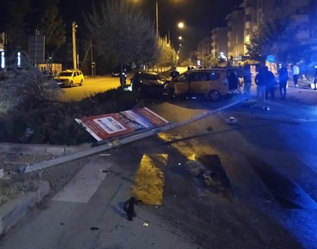 KAVŞAKTA FECİ KAZA