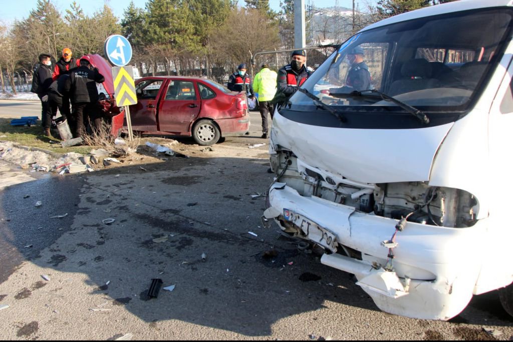 KAVŞAKTA ÖLÜMDEN DÖNDÜLER