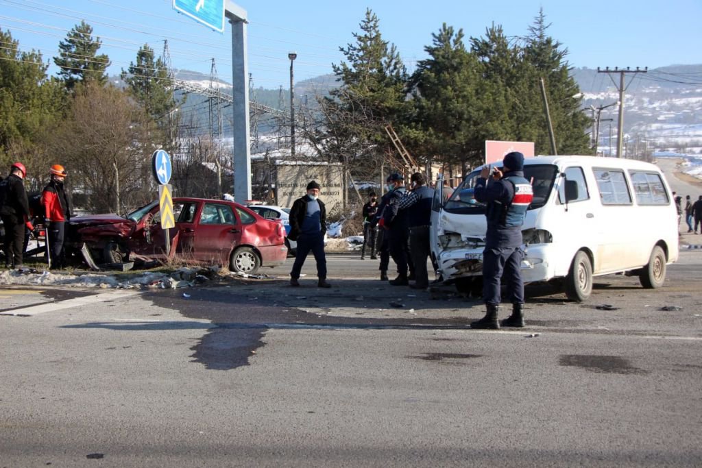 KAVŞAKTA ÖLÜMDEN DÖNDÜLER