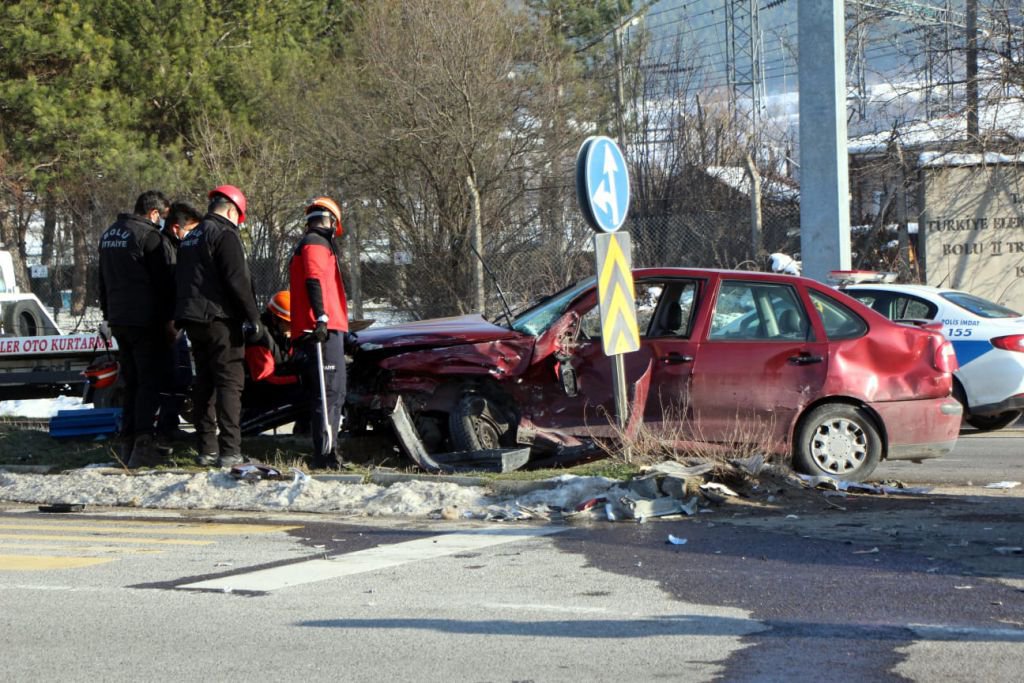 KAVŞAKTA ÖLÜMDEN DÖNDÜLER