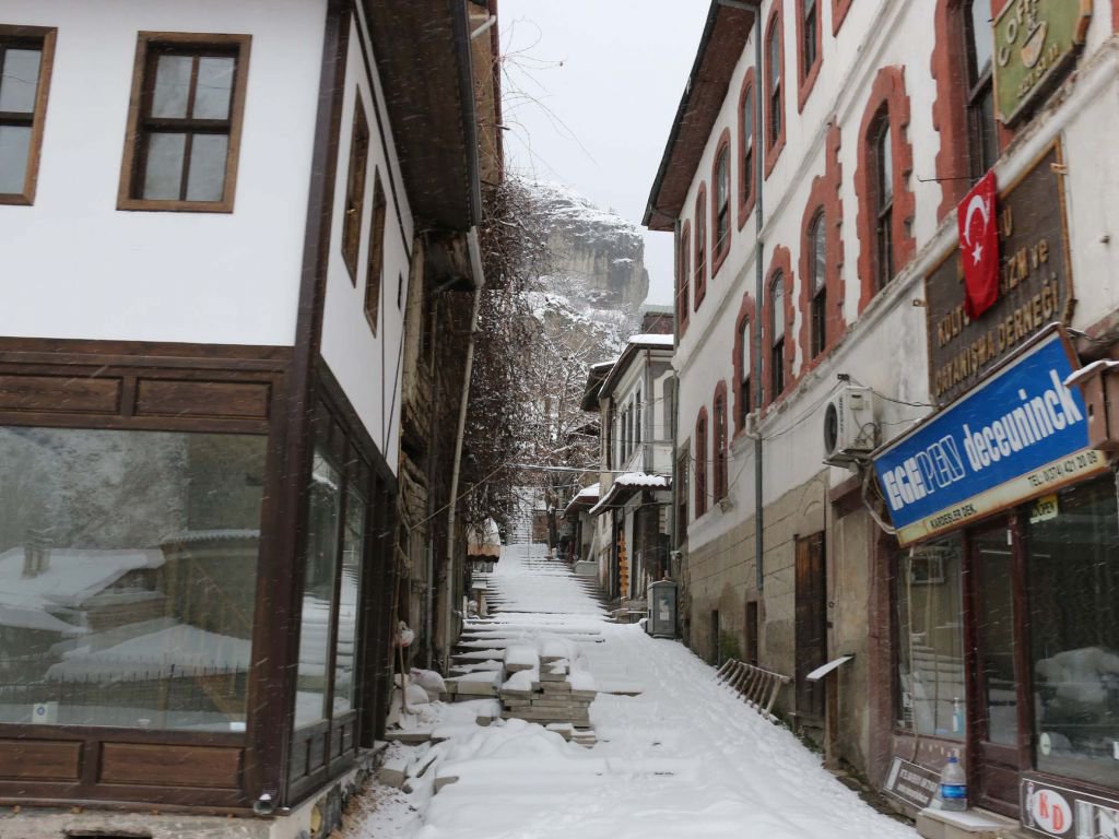 KENTİN DÖRT BİR YANI BEYAZA BÜRÜNDÜ