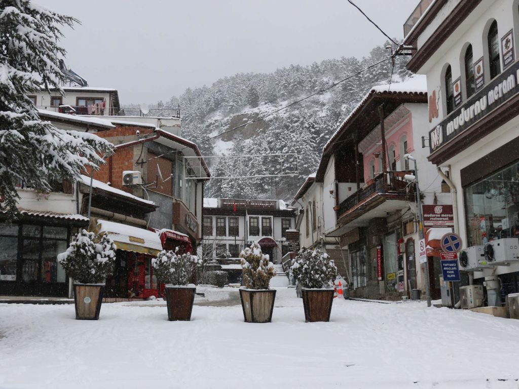 KENTİN DÖRT BİR YANI BEYAZA BÜRÜNDÜ