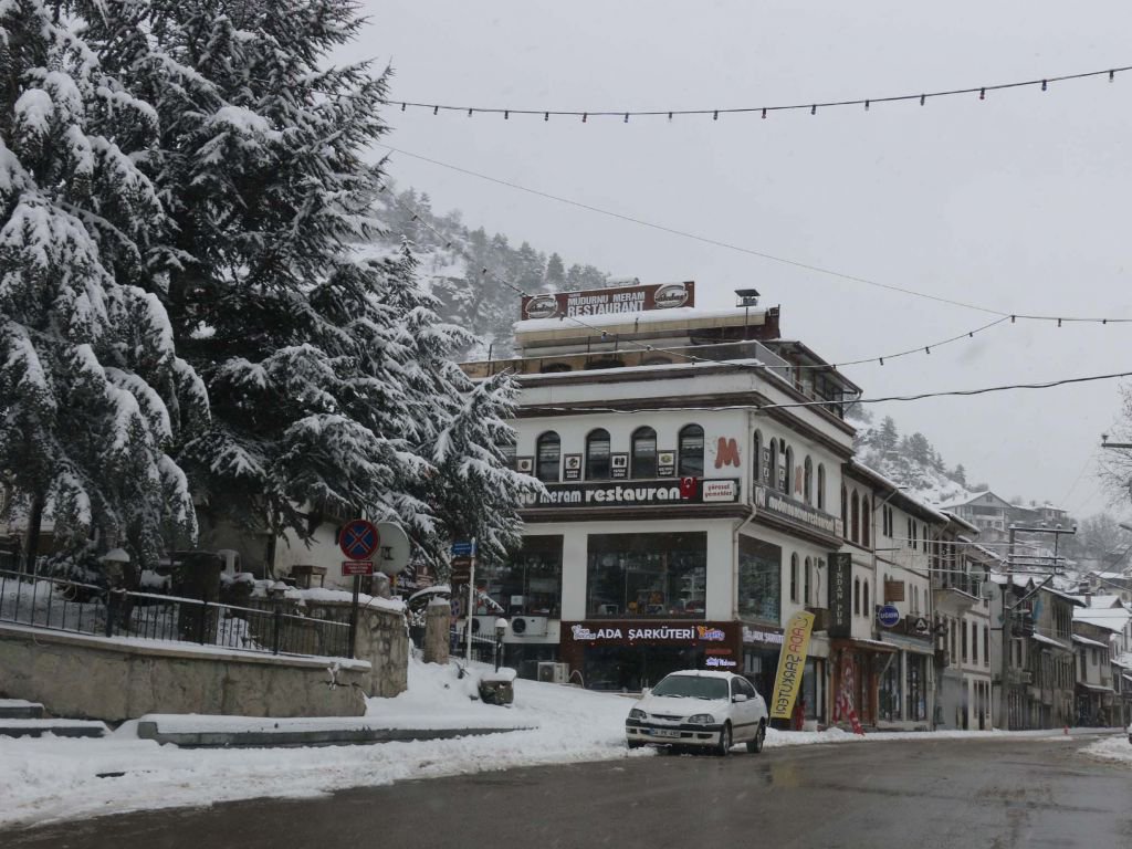 KENTİN DÖRT BİR YANI BEYAZA BÜRÜNDÜ