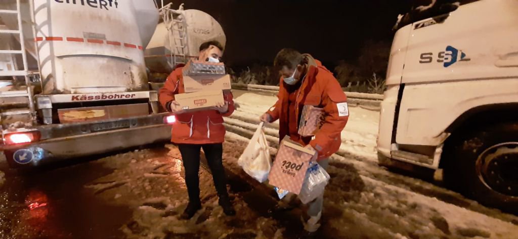 KIZILAY'DAN YOLDA KALANLARA SICAK İKRAM