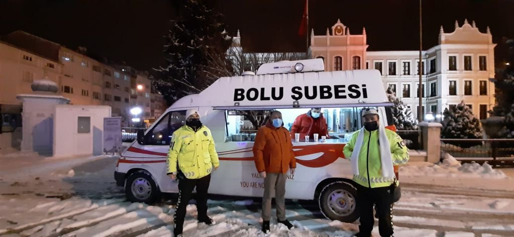 KIZILAY'DAN YOLDA KALANLARA SICAK İKRAM