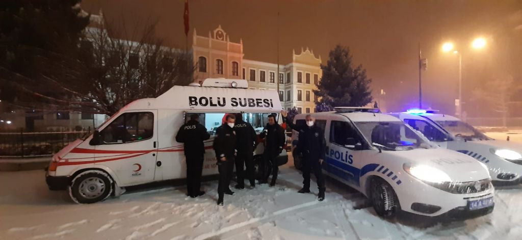 KIZILAY'DAN YOLDA KALANLARA SICAK İKRAM