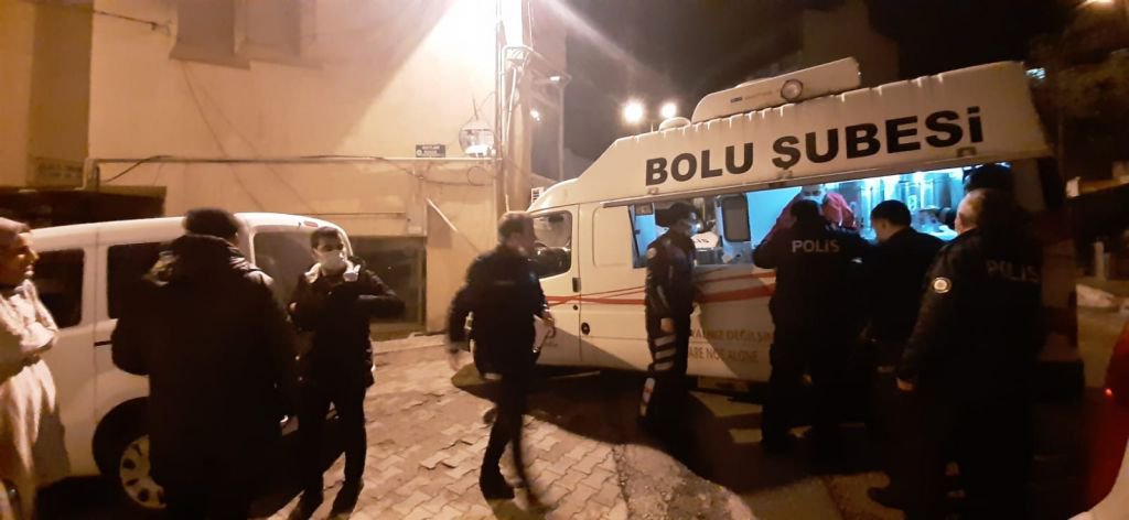 KIZILAY'DAN YOLDA KALANLARA SICAK İKRAM