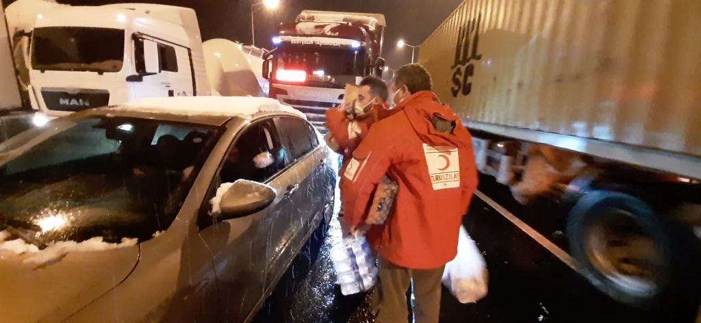 KIZILAY'DAN YOLDA KALANLARA SICAK İKRAM