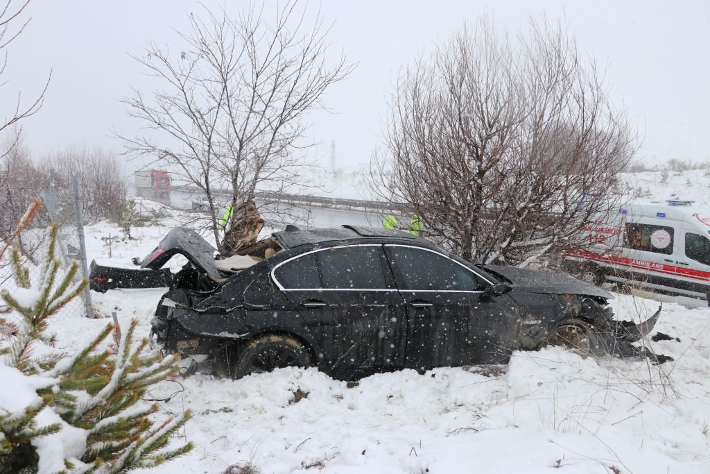 BARİYERLERE ÇARPARAK YOLDAN ÇIKTI