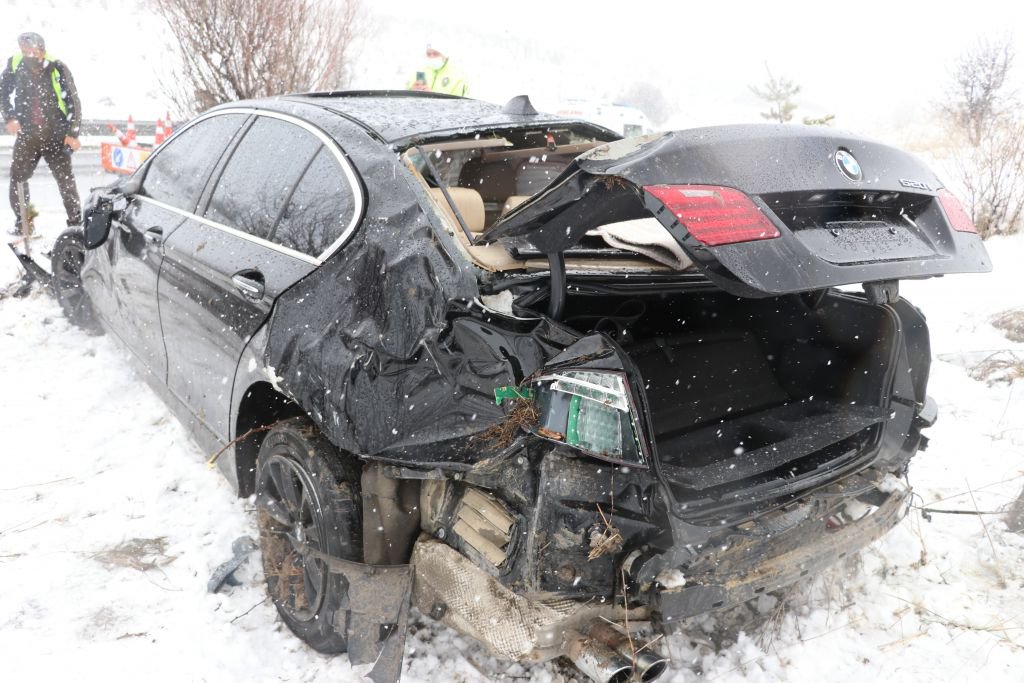 BARİYERLERE ÇARPARAK YOLDAN ÇIKTI