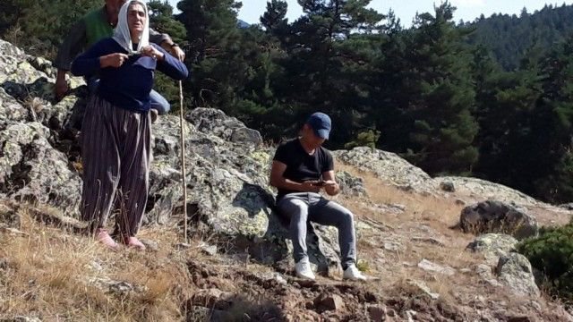 KÖYLÜLER İŞ MAKİNELERİNE KARŞI KOYDU