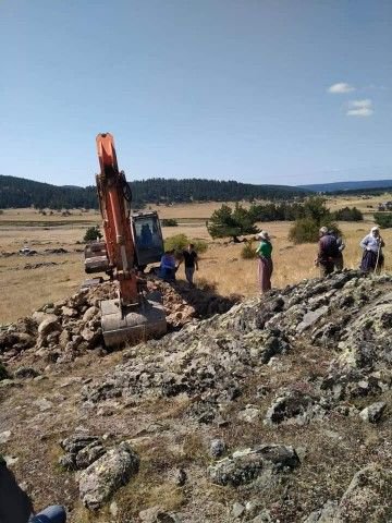 KÖYLÜLER İŞ MAKİNELERİNE KARŞI KOYDU