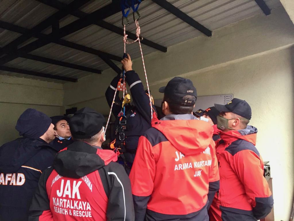 KURTARMA EKİPLERİNE SIKI EĞİTİM