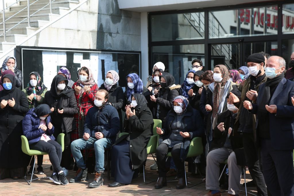 MESAİ ARKADAŞLARI GÖZYAŞLARIYLA UĞURLADI