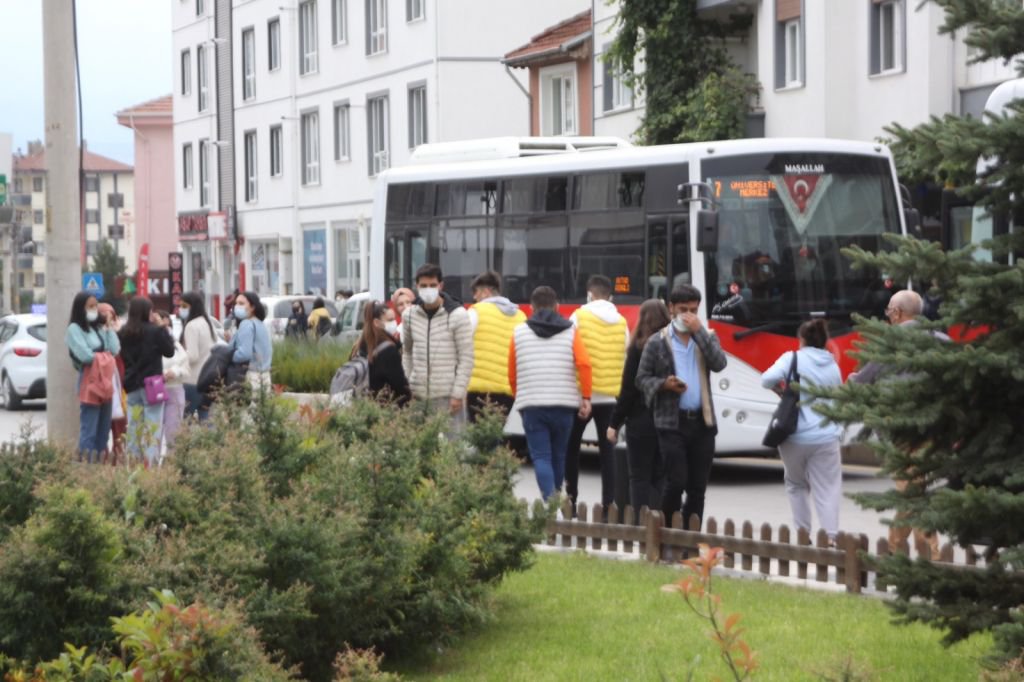 ÖĞRENCİ DURAĞINDA ŞÜPHELİ ÇANTA PANİĞİ