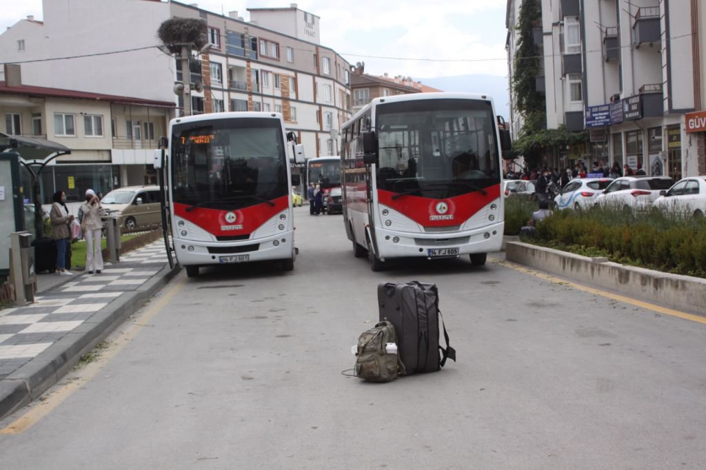 ÖĞRENCİ DURAĞINDA ŞÜPHELİ ÇANTA PANİĞİ