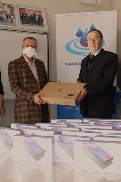 OKULA 23 TABLET VE 1 BİLGİSAYAR BAĞIŞLADI