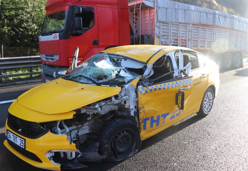 ÖNCE BARİYERLERE SONRA TIRA ÇARPTI