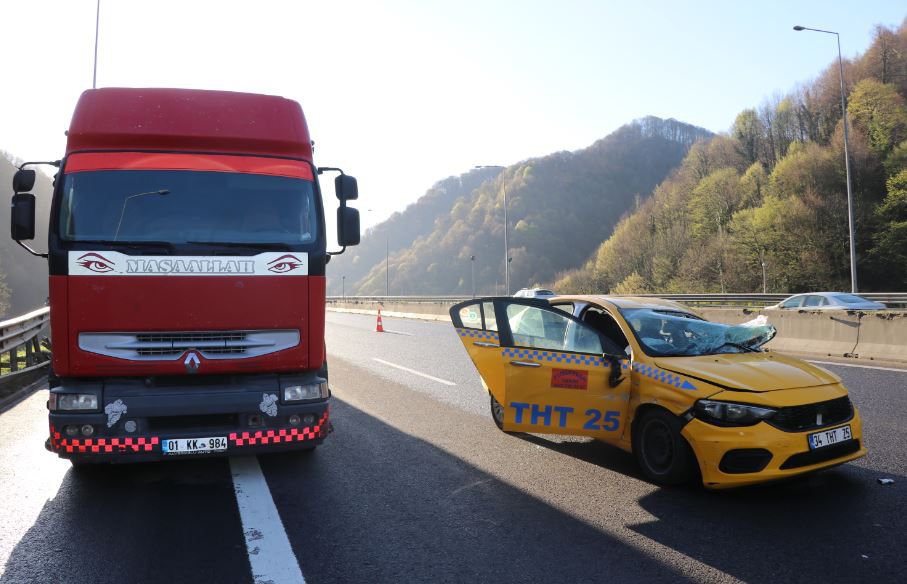 ÖNCE BARİYERLERE SONRA TIRA ÇARPTI