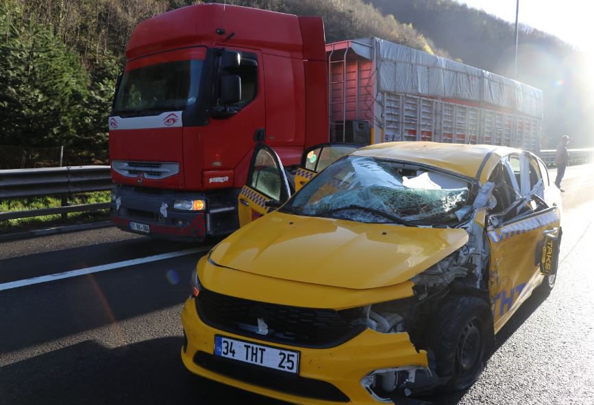 ÖNCE BARİYERLERE SONRA TIRA ÇARPTI