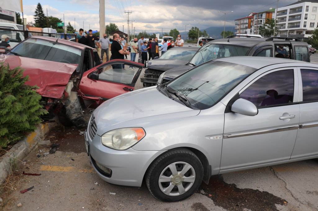 ÖNÜNE GELEN BÜTÜN ARAÇLARI BİÇTİ....