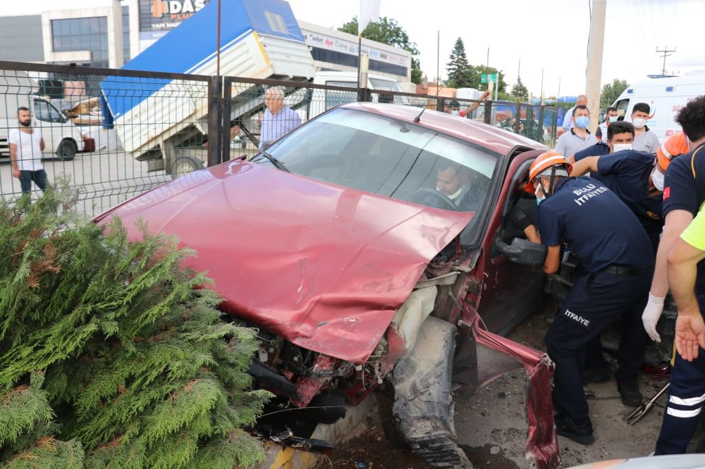 ÖNÜNE GELEN BÜTÜN ARAÇLARI BİÇTİ....