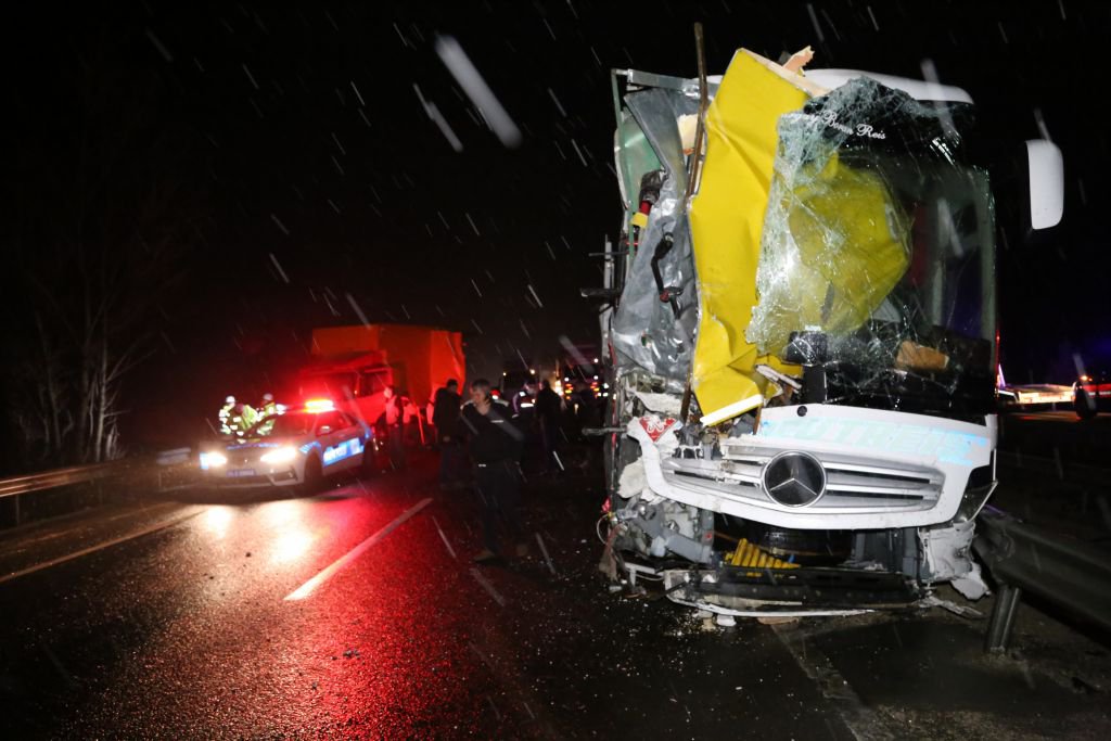 OTOBÜS ARIZA YAPAN KAMYONA ÇARPTI